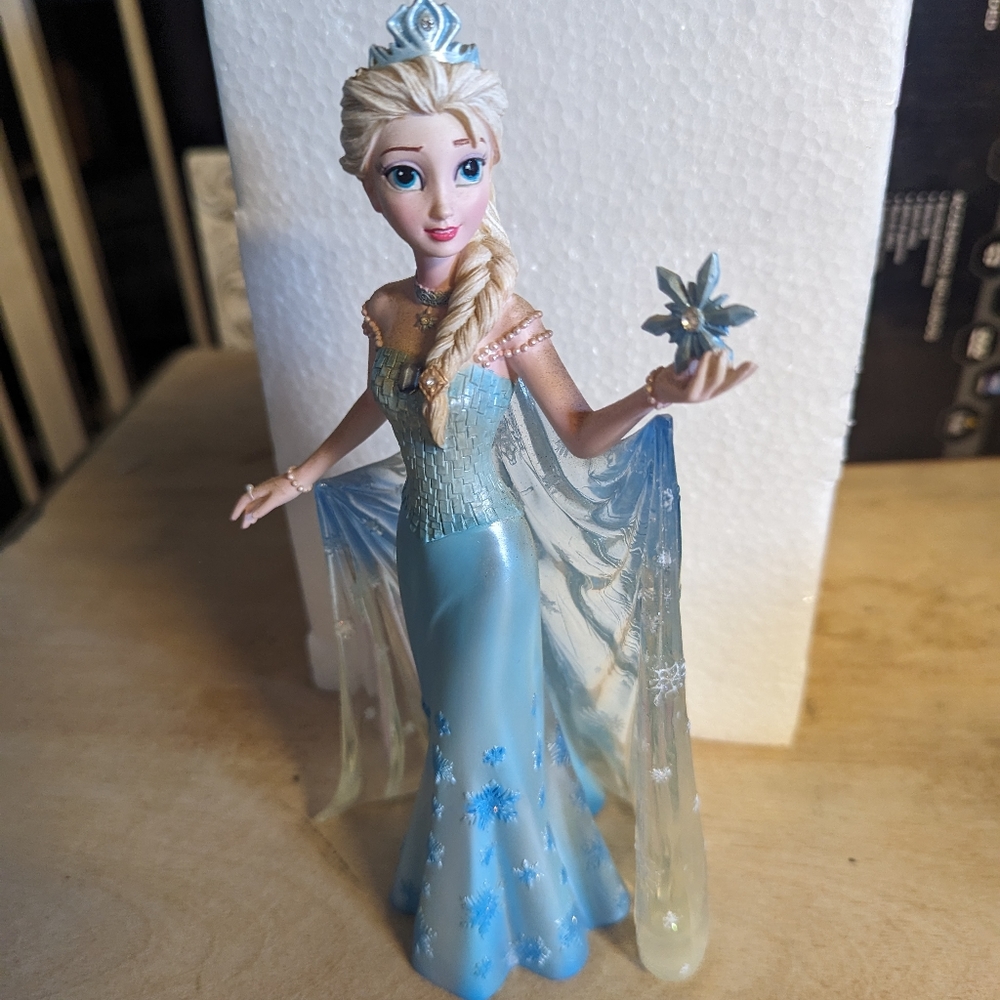 Disney Showcase Collection Elsa Figurine